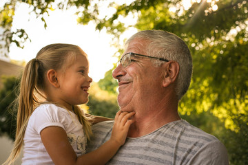 Fototapeta premium Granddaughter enjoy un Grandpas hug.