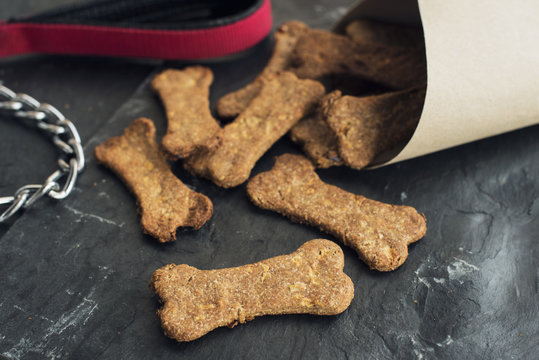 Bodeg&oacute;n de galletas con forma de hueso junto a una cadena de perro