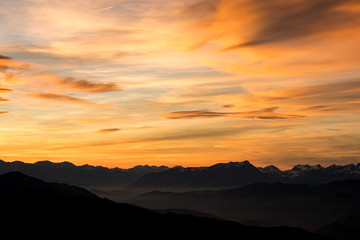 Herbstliches Abendrot auf einem österreichischen Gipfel mit Nebelschwaden in den Tälern