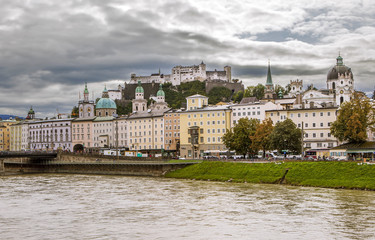 Fototapeta premium Вид на старый город с реки и крепость Хоэнзальцбург. Зальцбург. Австрия