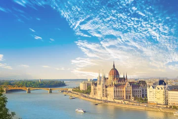 Poster Prachtig uitzicht op het Hongaarse parlement en de kettingbrug in Boedapest, Hongarije © marinadatsenko