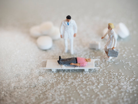 Diabetes - Zuckerkrankheit - Notfall mit Patient und &Auml;rzten - Szene mit Spielfiguren