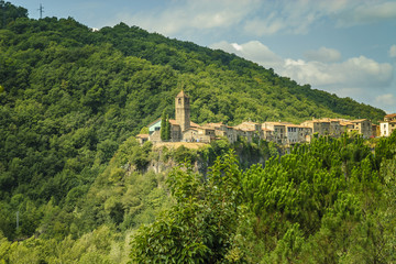 Fototapeta na wymiar sight of the medieval city of Castelfollit of the Rock in Gerona, Spain.