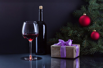 Бокала красного вина  и новогодний подарок.