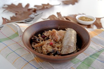 Stewed cabbage with pork sausages, apples and cranberries
