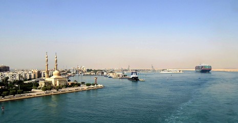 Naklejka premium the end of the suez canal when ships enter in the red sea, indian ocean.