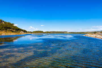 Breiter Wasserzulauf zum Mittelmeer von dem Teich 