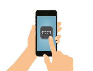 Hand tippt auf Smartphone - Brille