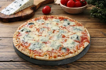 Foto auf Acrylglas Pizzeria Käse und Gorgonzola-Pizza auf rustikalem Tisch