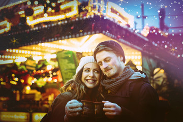 Fototapeta na wymiar Liebe auf dem Weihnachtsmarkt Paar