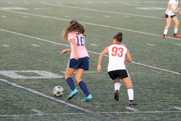 Obraz premium Mid-fielder dribbling