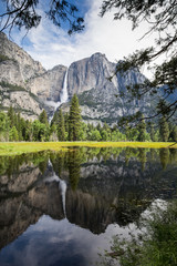 Fototapeta na wymiar Merced River Panorama and Yosemite Falls