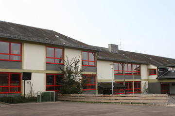 Schulhaus, Schulgebäude, Pausenhof