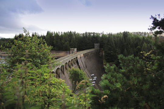 Laggan Dam am Loch Laggan mit Staumauer in den Highlands von Schottland