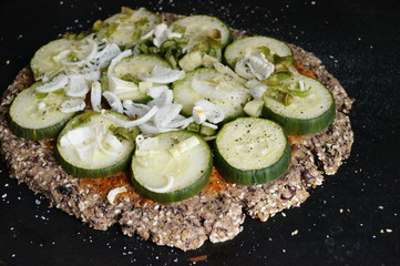 Vegane Azukibohnen Quinoa Sesam Pizza
