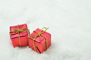 Rote Päckchen im Schnee / zwei rote Päckchen im Schnee, Nahaufnahme, horizontal
