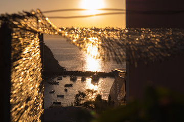 Tramonto romantico sul mare. Vista dell'isola di Ponza