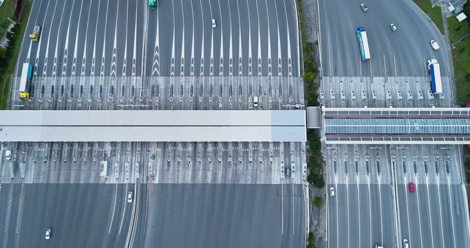 Vue a&eacute;rienne avec un drone d'un p&eacute;age sur une autoroute avec des voitures arrivant sur le p&eacute;age - France 