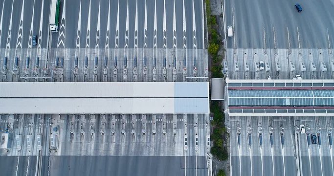 p&eacute;age sur une autoroute - vue d'un drone