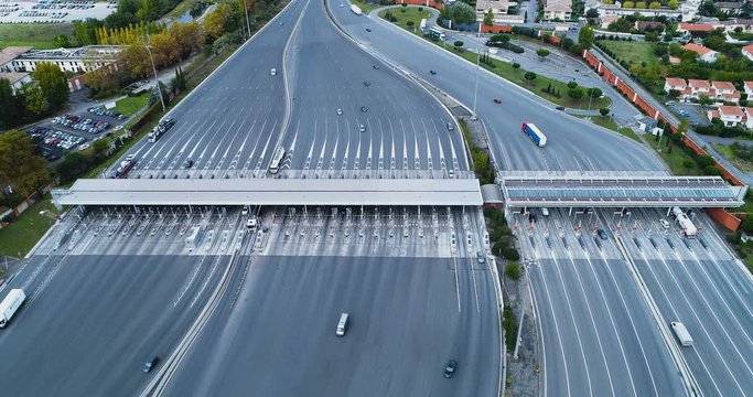 Panorama d'un p&eacute;age sur une autoroute avec beaucoup de routes et un trafic fluide - France