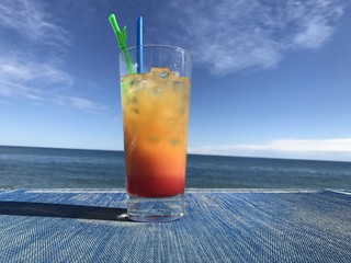 Ferien, Entspannung am Meer mit Cocktail