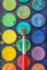 Farbpalette mit Pinsel