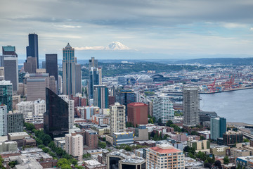 Obraz premium Skyline Seattle z Mount Rainier w tle