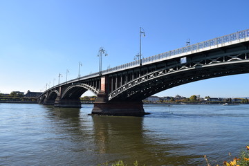 Fototapeta na wymiar Theodor-Heuss-Brücke (Mainz)