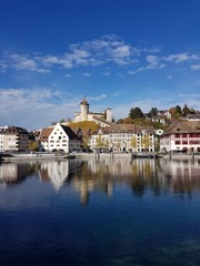 Blick über den Rhein zur Altstadt von Schaffhausen mit der Festung Munot