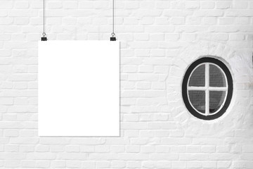 Weiße Wand mit ovalem Fenster und Plakat