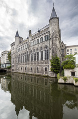 Obraz premium Geeraard the Devil Castle (The Geeraard de Duivelsteen) in Ghent, Belgium. Medieval Gothic castle on the edge of water and its reflection