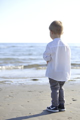 bambino guarda il mare