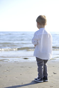 bambino guarda il mare