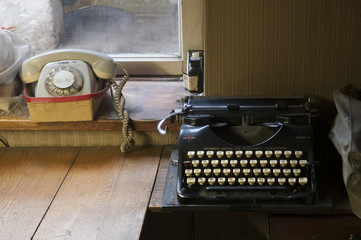 Wählscheibentelefon und mechanische Schreibmaschine
