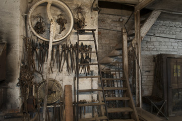 Werkzeuge und Maschinen in einer Schmiede