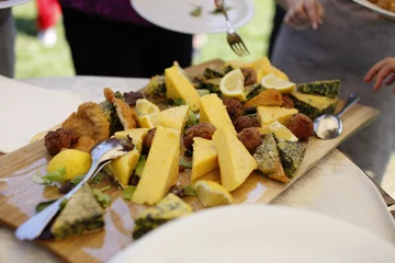 Rolgordijnen buffet con polenta e frittata © zonch
