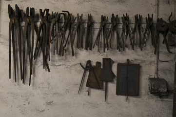 Werkzeuge und Maschinen in einer Schmiede
