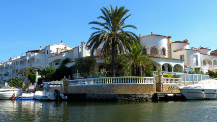 Villen am Kanal in der Marinasiedlung Empuriabrava