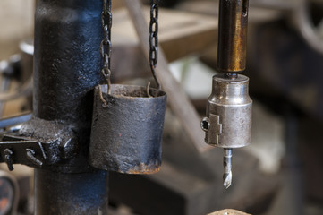 Werkzeuge und Maschinen in einer Schmiede