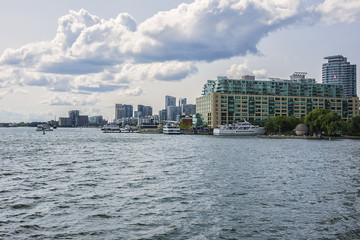 Obraz premium The beautiful Toronto's skyline over lake. Urban architecture. Ontario, Canada.