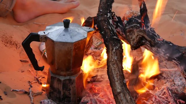 Caffe sul fuoco colazione nel campo 4x4 safari nel deserto del Sahara