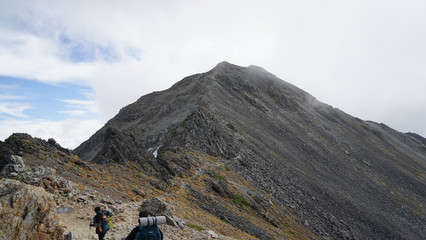 Fototapeta premium 北アルプス槍ヶ岳登山、飛騨乗越から大喰岳を振り返る