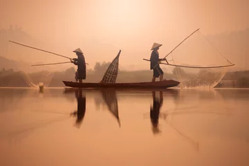 Foto auf Acrylglas Zwei Fischer fischen morgens auf dem Boot am Mekong in Nong Khai, Thailand © newroadboy