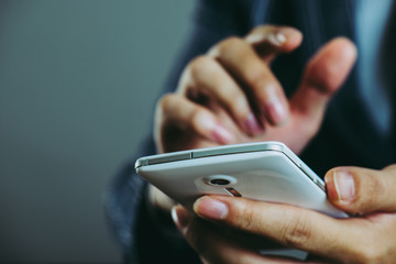 スマートフォンを操作しているビジネスマン ボディーパーツ