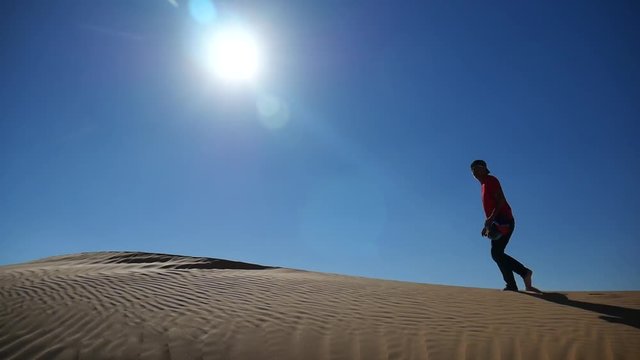 Sahara: Paolo Goglio con la bandiera di Amore con il Mondo