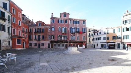 Fototapeta na wymiar wide square in Venice Italy and the ancient well