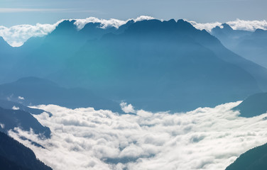 Wolken im Tal Blick von den Drei Zinnen in den Dolomiten auf Auronzo di Cadore Italien
