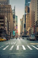 Foto op Plexiglas New York taxi Tilt-shift weergave van een zebrapad in een New York City Avenue, USA