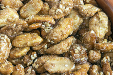 Cacahuètes sucrées en tas 