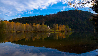 Fototapeta na wymiar Herbstlicher Lac de Longemer in den Vogesen